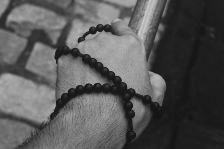 Oração de São Bento para Quebrar Dívidas